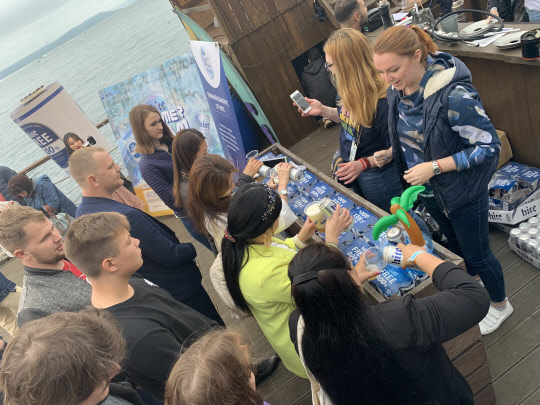 하이트진로가 러시아 맥주시장 공략을 위해 지난 주말 블라디보스톡에서 '하이트 섬머 폼 페스티벌'을 진행했다. 사진은 하이트 섬머 폼 페스티벌 행사장 전경.    하이트진로 제공